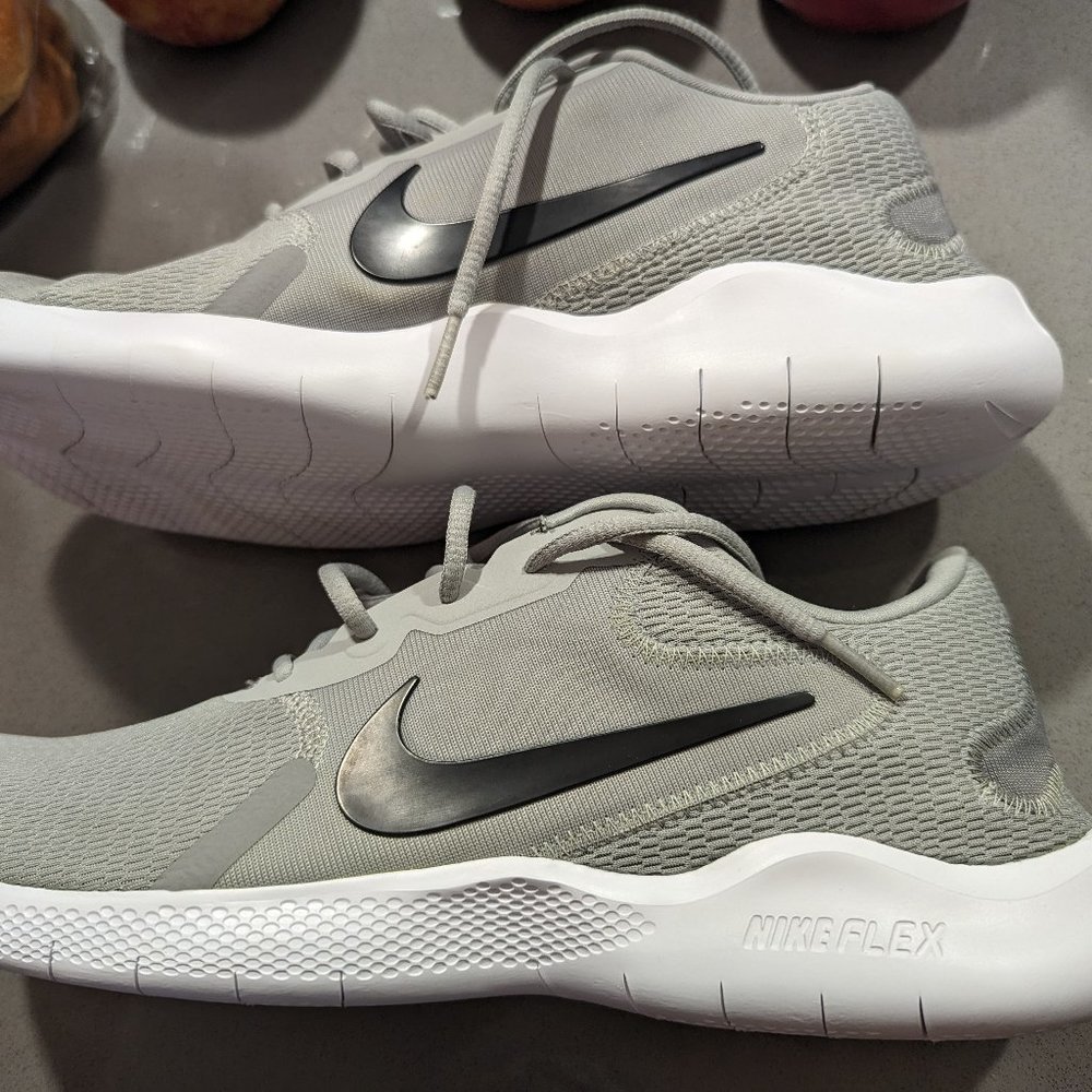 NEW - NIKE FLEX EXPERIENCE RUN 9 'LIGHT SMOKE GREY' CD0225-002 - SIZE 11